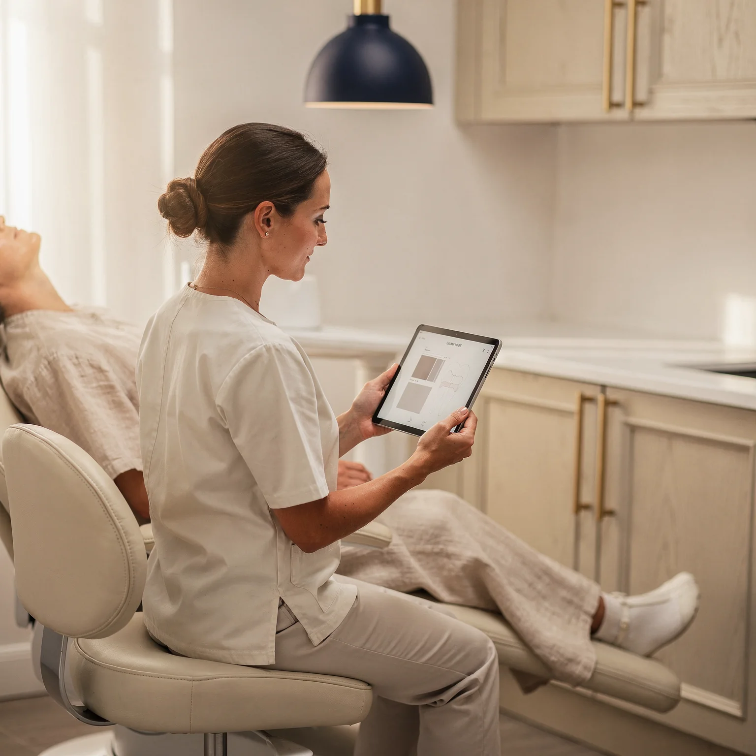على الكرسي.